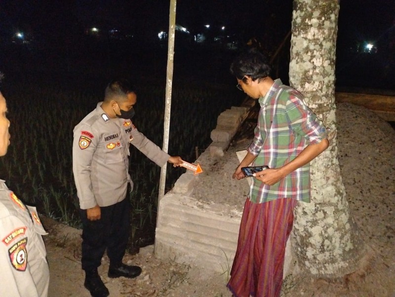 Foto Penyelidikan oleh Polsek Kopang terkait Lokasi Penemuan Bayi Anugrah yang Ditemukan Tidak Jauh dari Kandang Sapi Warga di Desa Muncan pada Jumat Dini Hari (6/9/2024) (Sumber: Humas Polda NTB)